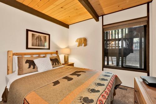 een slaapkamer met een bed en een raam bij Switzerland Summit Condo #2569 in Big Bear Lake