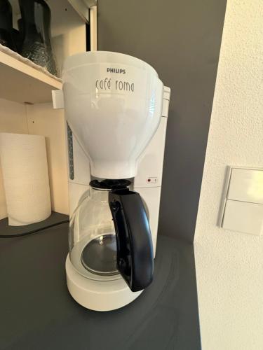 ErbachにあるFerienwohnung am Schlossのカウンターの上に座るコーヒーポット