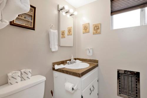 ein Badezimmer mit Waschbecken und Toilette in der Unterkunft Sweet Cabin Home Gateway #2576 in Sugarloaf