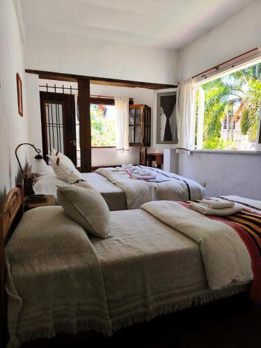 a bedroom with two beds and a window at La Posta Tigre in Tigre