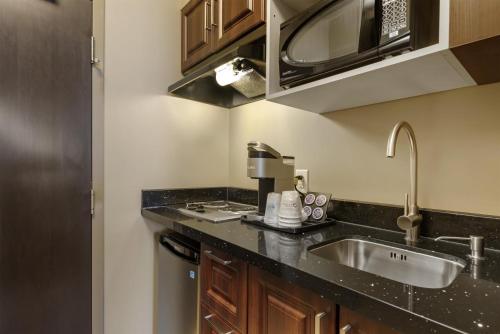 Kuchyň nebo kuchyňský kout v ubytování Best Western Plus Moose Jaw