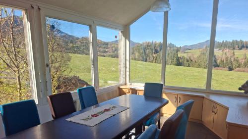 Neumarkt in SteiermarkFerienhaus Grohs的一间有桌椅和窗户的餐厅
