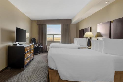 Postel nebo postele na pokoji v ubytování Best Western Plus Moose Jaw