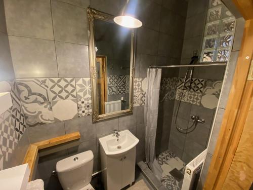 een badkamer met toilet, wastafel en douche bij Apartment Kopli 78 in Tallinn