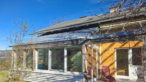 Neumarkt in SteiermarkFerienhaus Grohs的侧面有滑动玻璃门的房子