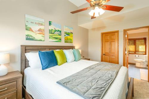 a bedroom with a bed and a ceiling fan at Villa Birdie in Galena