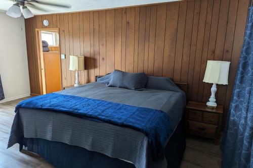 Voodi või voodid majutusasutuse Hot Tub Hideaway Near Ste Genevieve toas