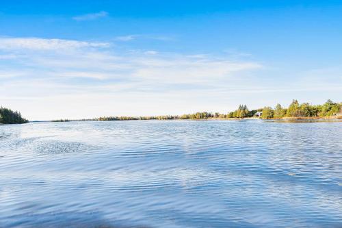 Foto dalla galleria di Rustic Lakefront Cottage with Fire Pit & Scenic Views a Brechin