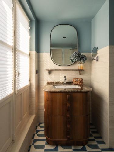 a bathroom with a sink and a mirror at 1.75 Paris La Trêve in Paris