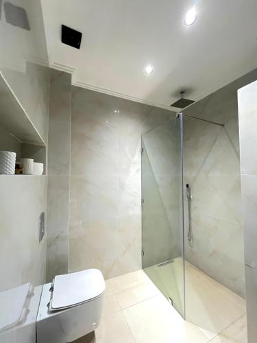 een badkamer met douche en toilet bij Apartment - Elegance, modernity and proximity in Tanger