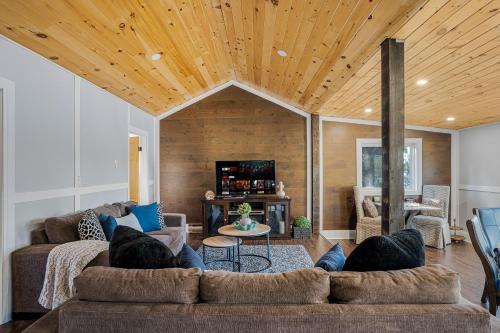 Foto dalla galleria di Rustic Lakefront Cottage with Fire Pit & Scenic Views a Brechin