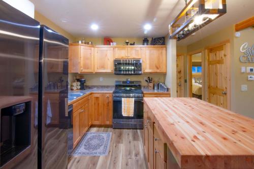 Kuchyň nebo kuchyňský kout v ubytování Stunning Salmon Riverfront Cabin