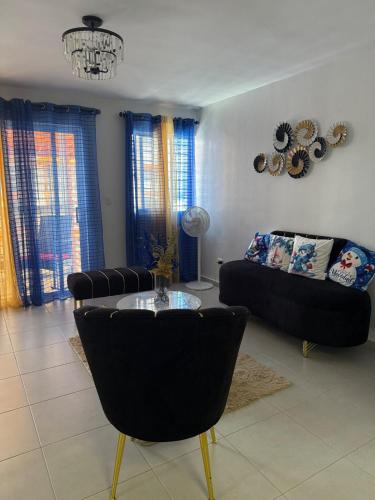 una sala de estar con un sofá y una mesa en Comfort and tranquility in one place, en La Estrella