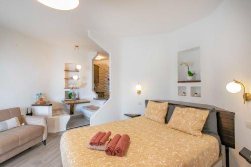 a bedroom with a bed and a living room at Studio Gio - Paraiso del Sur in Playa Paraiso