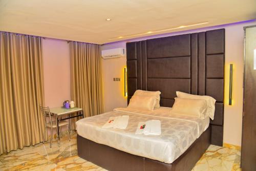 Postel nebo postele na pokoji v ubytování Triple Tee Luxury Hotel & Service Apartments Surulere