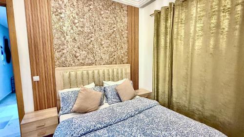 Un dormitorio con una cama con almohadas encima. en Super appart vue sur mer, en Rabat