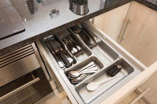 eine Schublade in einer Küche mit Utensilien darin in der Unterkunft BeGuest Parede Beach Apartment – Cascais in Parede