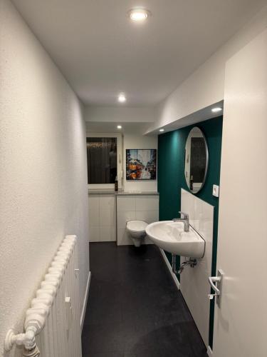 Ένα μπάνιο στο Golden Nest