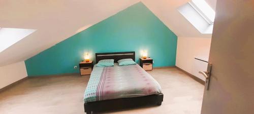 a bedroom with a bed and two night stands with lamps at Le St Roch - appart 6-8 pers - wifi - centre ville in Issoudun