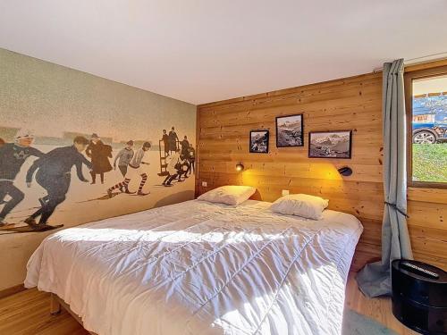 ein Schlafzimmer mit einem Bett und einem Gemälde an der Wand in der Unterkunft Appartement spacieux et confortable A proximité des pistes Balcon WIFI - FR-1-344-771 in Saint-Martin-de-Belleville