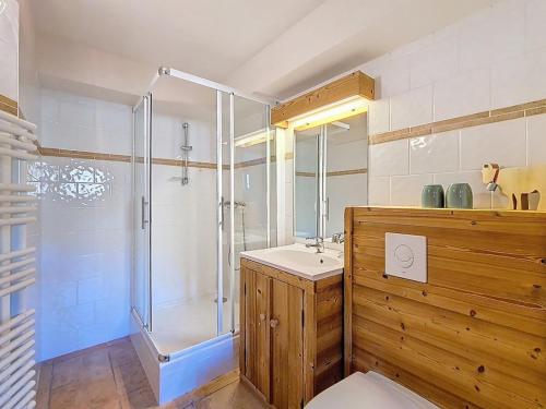 ein Badezimmer mit Dusche und Waschbecken in der Unterkunft Appartement spacieux et confortable A proximité des pistes Balcon WIFI - FR-1-344-771 in Saint-Martin-de-Belleville