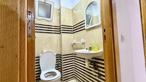 un baño con inodoro y lavabo en Super appart vue sur mer, en Rabat