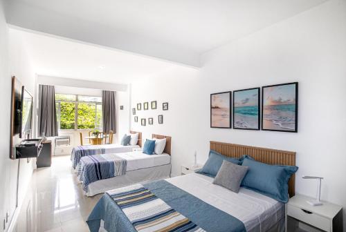 1 Schlafzimmer mit 2 Betten und einem TV in der Unterkunft Studio Solar de Copacabana Vista Mar in Rio de Janeiro