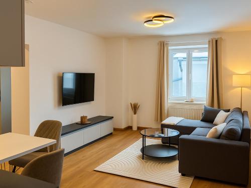 Een TV en/of entertainmentcenter bij Allgäu Suites - Innenstadt, Schlafzimmer, Küche, Parkplatz möglich, Dachterrasse
