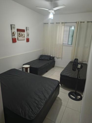 una habitación con dos camas y azeb en Apartamento em Mongaguá, Frente ao Mar, en Mongaguá