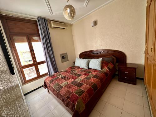 Postel nebo postele na pokoji v ubytování Jawhara Jacobs apartment