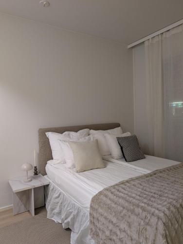 Ένα ή περισσότερα κρεβάτια σε δωμάτιο στο HENNIINA V New & Modern