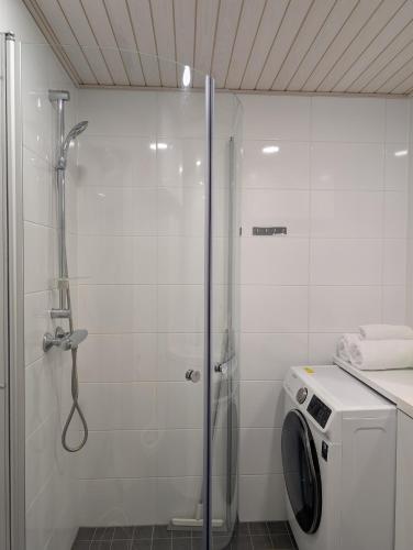 Ένα μπάνιο στο HENNIINA V New & Modern