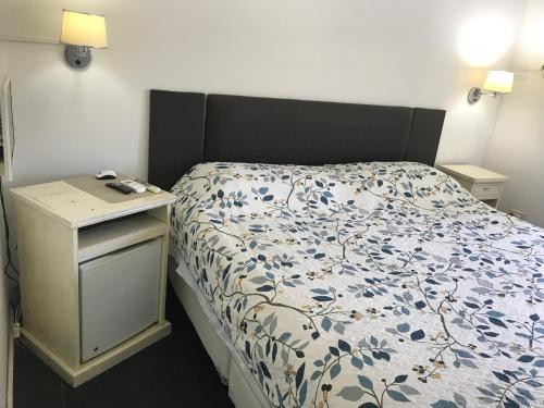 ein Schlafzimmer mit einem Bett mit schwarzem Kopfteil in der Unterkunft Duplex SM in San Juan