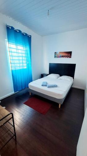 Nice Home T4 tesisinde bir odada yatak veya yataklar