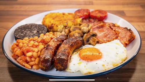 ストーンにあるThe Bridge innのソーセージ豆卵を添えた朝食用の皿