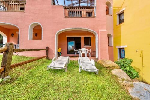 Zahrada ubytování Villas with air conditioning and private outdoor area just a few minutes from La Pelosa