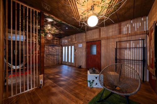 Casa Stay 7 - Vacation STAY 25344v的一间有风扇的房间和一间铺着木地板的房间