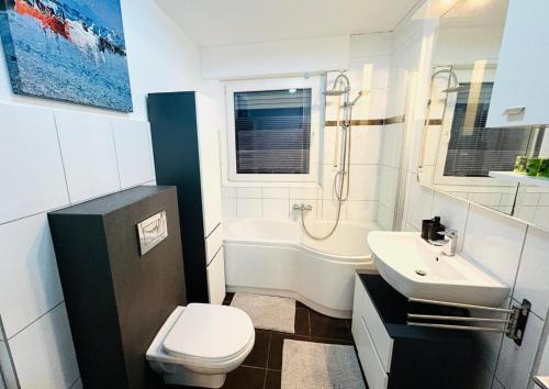 ein Badezimmer mit Waschbecken, Toilette und Badewanne in der Unterkunft WohnZeit Warstein in Warstein