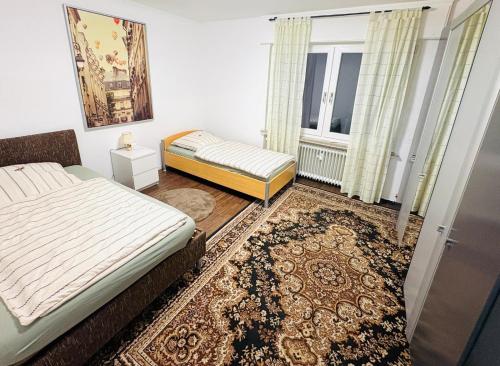 ein Schlafzimmer mit zwei Betten und einem Fenster in der Unterkunft WohnZeit Warstein in Warstein