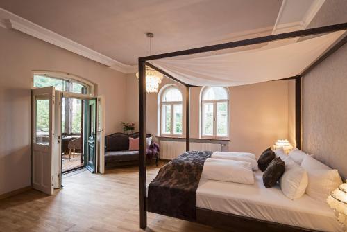 Postel nebo postele na pokoji v ubytování Villa Ludwig Suite Hotel