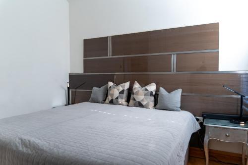 ein Schlafzimmer mit einem großen Bett mit einem hölzernen Kopfteil in der Unterkunft Lovely Double Room for One Person in Bexley