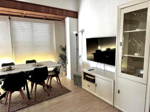 アギラスにあるAguilas Home Beach by Joanのテーブルと椅子とテレビのあるダイニングルーム