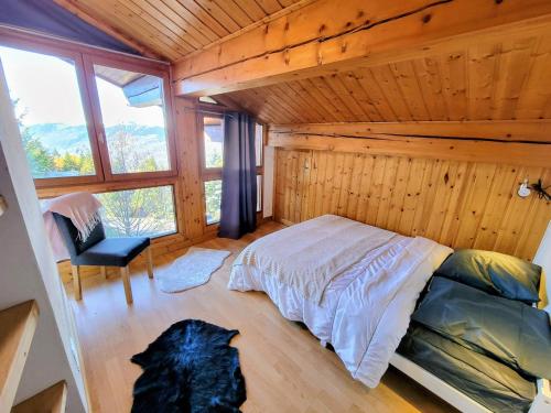 Ένα ή περισσότερα κρεβάτια σε δωμάτιο στο Chalet rénové calme avec terrasse et parking, animaux acceptés, wifi gratuit - FR-1-346-597