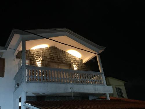 CurepipeFINRAH Rental Property Ltd的房子顶上的阳台装有灯。
