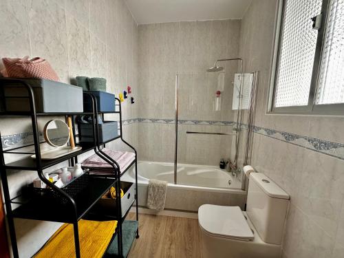 アギラスにあるAguilas Home Beach by Joanのトイレと浴槽付きのバスルーム