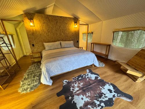 a bedroom with a large bed in a room at Lattitude Glamp Avandaro in Valle de Bravo
