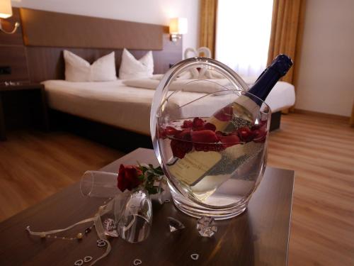 Postel nebo postele na pokoji v ubytování Romantica Hotel Blauer Hecht