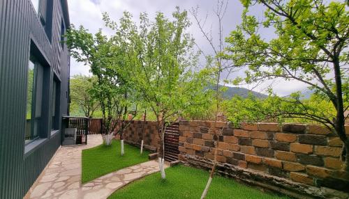 Nespecifikovaný výhled na hory nebo výhled na hory při pohledu z chaty