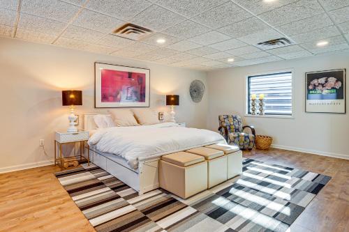 Ένα ή περισσότερα κρεβάτια σε δωμάτιο στο Between Restaurant and Brewery! Chic Perrysburg Apt