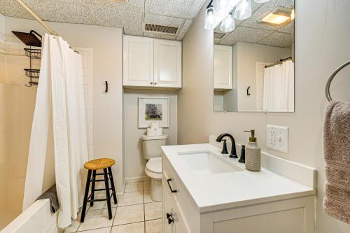 Ένα μπάνιο στο Between Restaurant and Brewery! Chic Perrysburg Apt